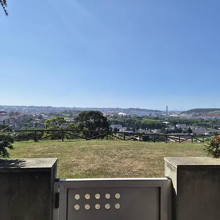 Sobre Acantilado Con Vistas Al Ría De Avilés, Niemeyer Y Mar